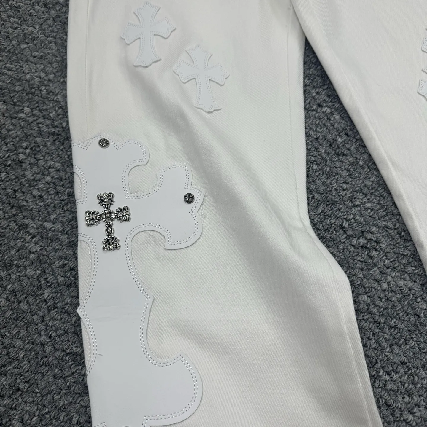 P280 Style No.: H821 Chrome Heart & Chrome Heart White Bull King Metal Cross Patch Leather Jeans ChromeHearts#Design Jeans Invincible Texture Ceiling-Level Jeans Hard to Find at the Counter‼ ️ Cross patchwork leather jeans, top-notch heavy-duty washing process, calfskin laser-cut cross, distressed silver hardware, straight-leg version slimming the upper body, that lesbian style Color: White Size: S M L XL
